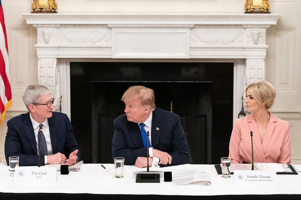 trump tim cook